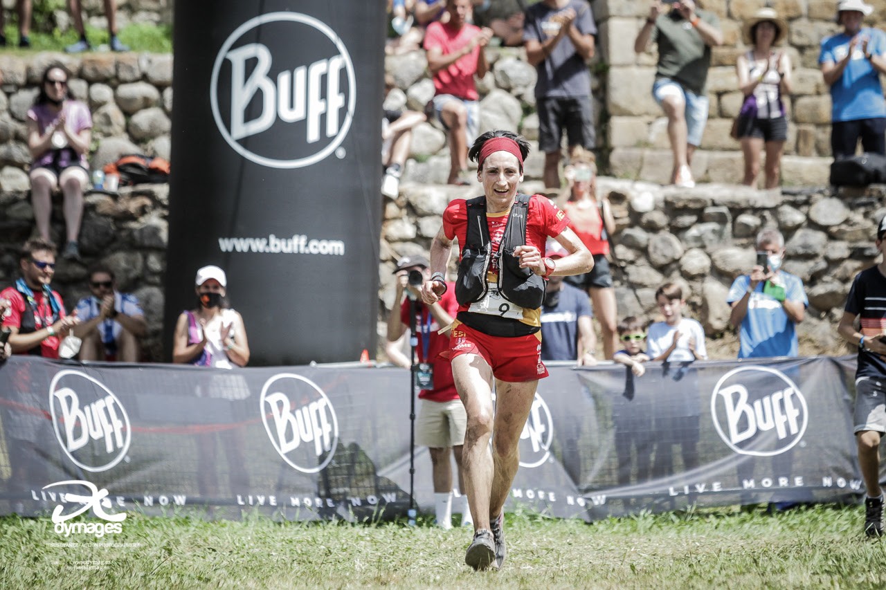 Una corredora del mundial de carreras por montaña durante la carrera