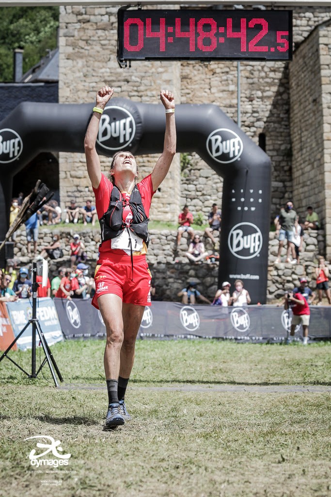 Una competidora del mundial de carreras por montaña celebra la llegada a la meta