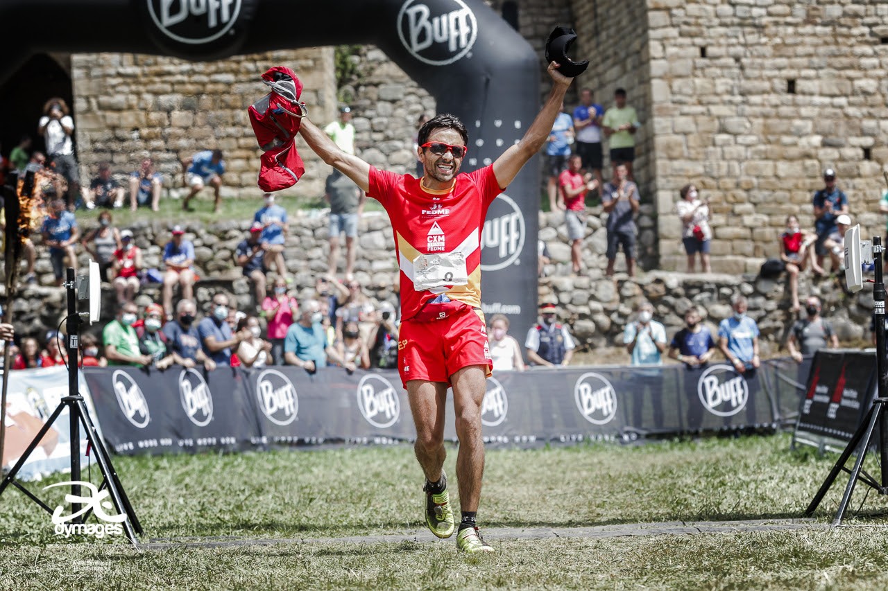 Un competidor del mundial de carreras por montaña celebra la llegada a la meta